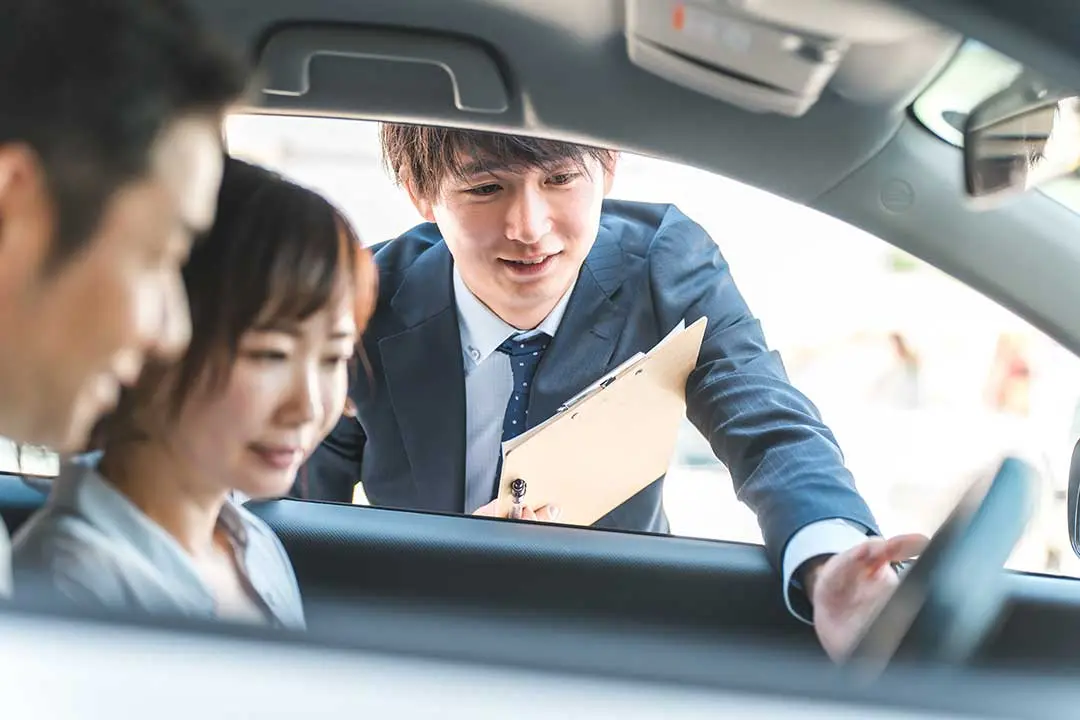 営業マンが説明するイメージ