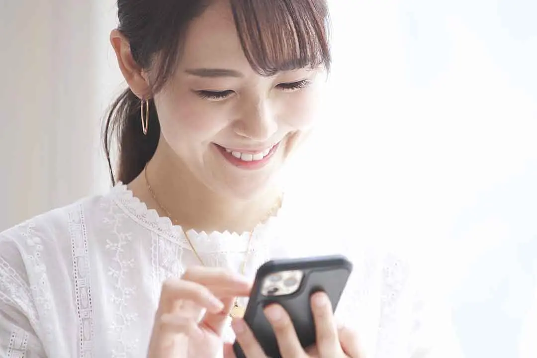 スマートフォンを見る女性